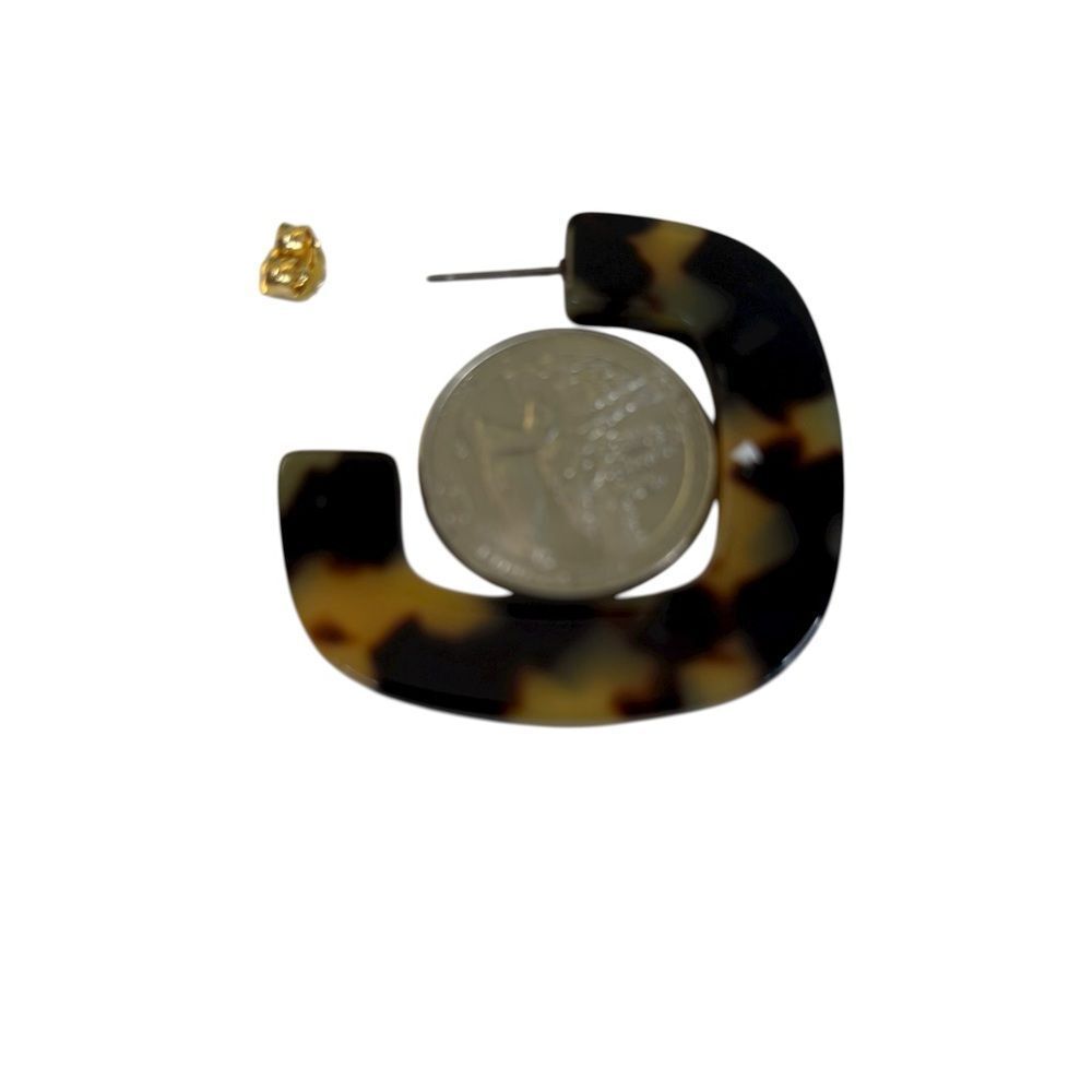 Tortoise Shell Lightweight C Hoop Earrings. - Picture 5 of 5
